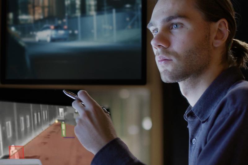 Person sitting infront of a computer screen looking att the screen 