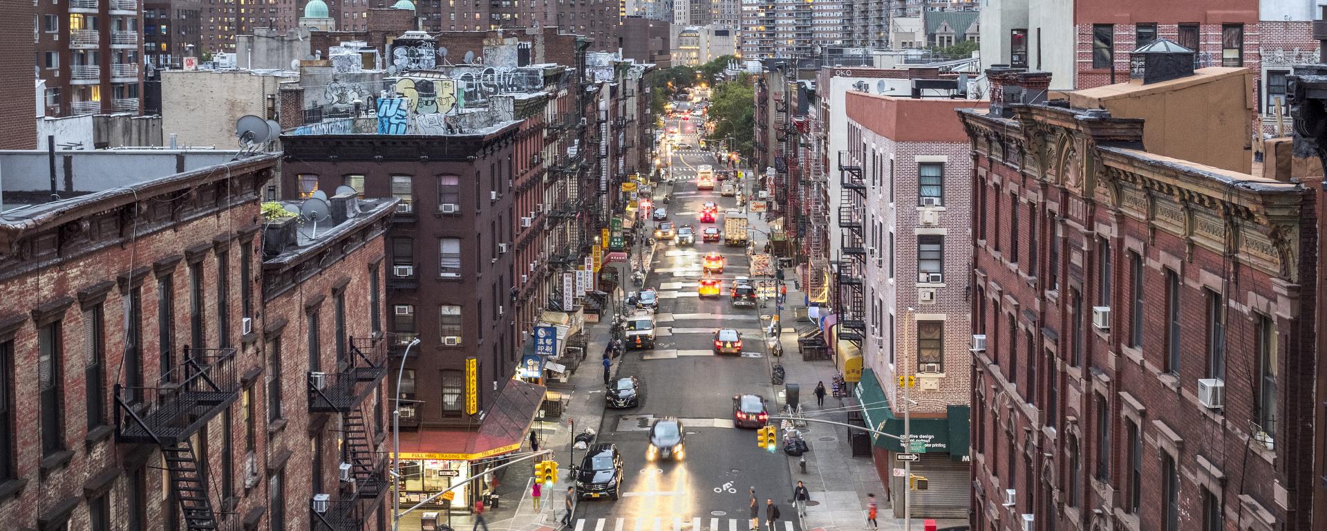 city ​​street in manhattan in the evening