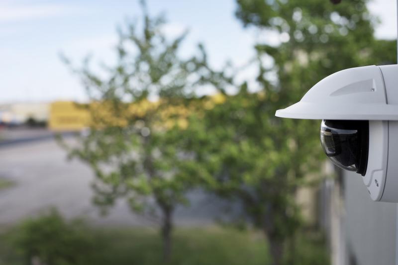 极速赛车 Q3518-LVE ip camera mounted on a wall in an outdoor environment
